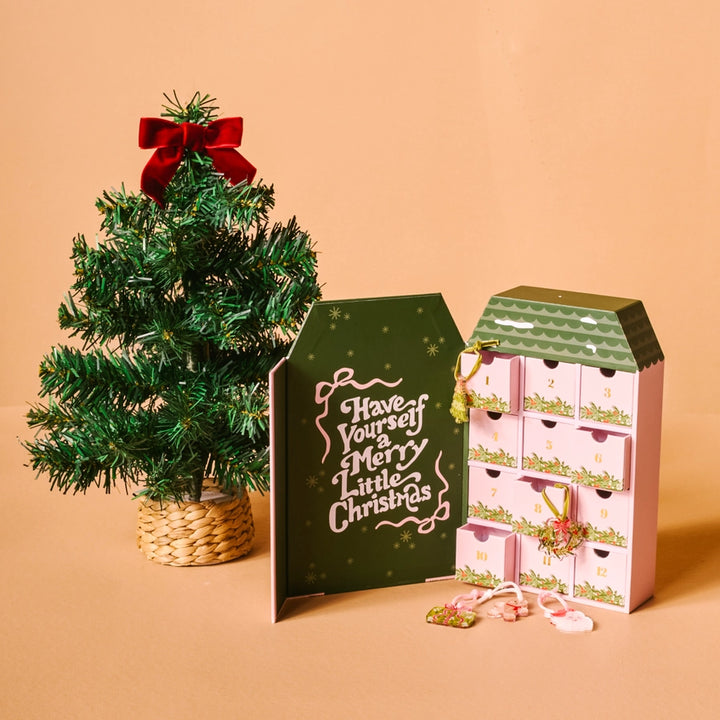 Calendrier de l'Avent avec ornements de Noël classiques