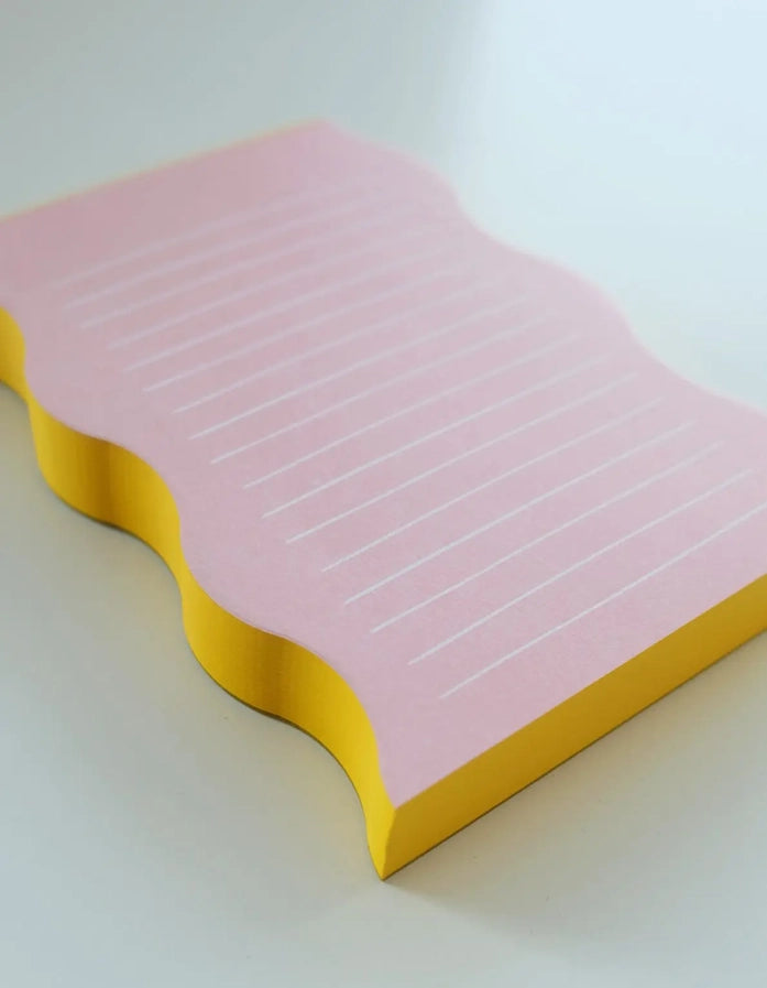 Bloc-notes à bord ondulé – Rose et contour jaune