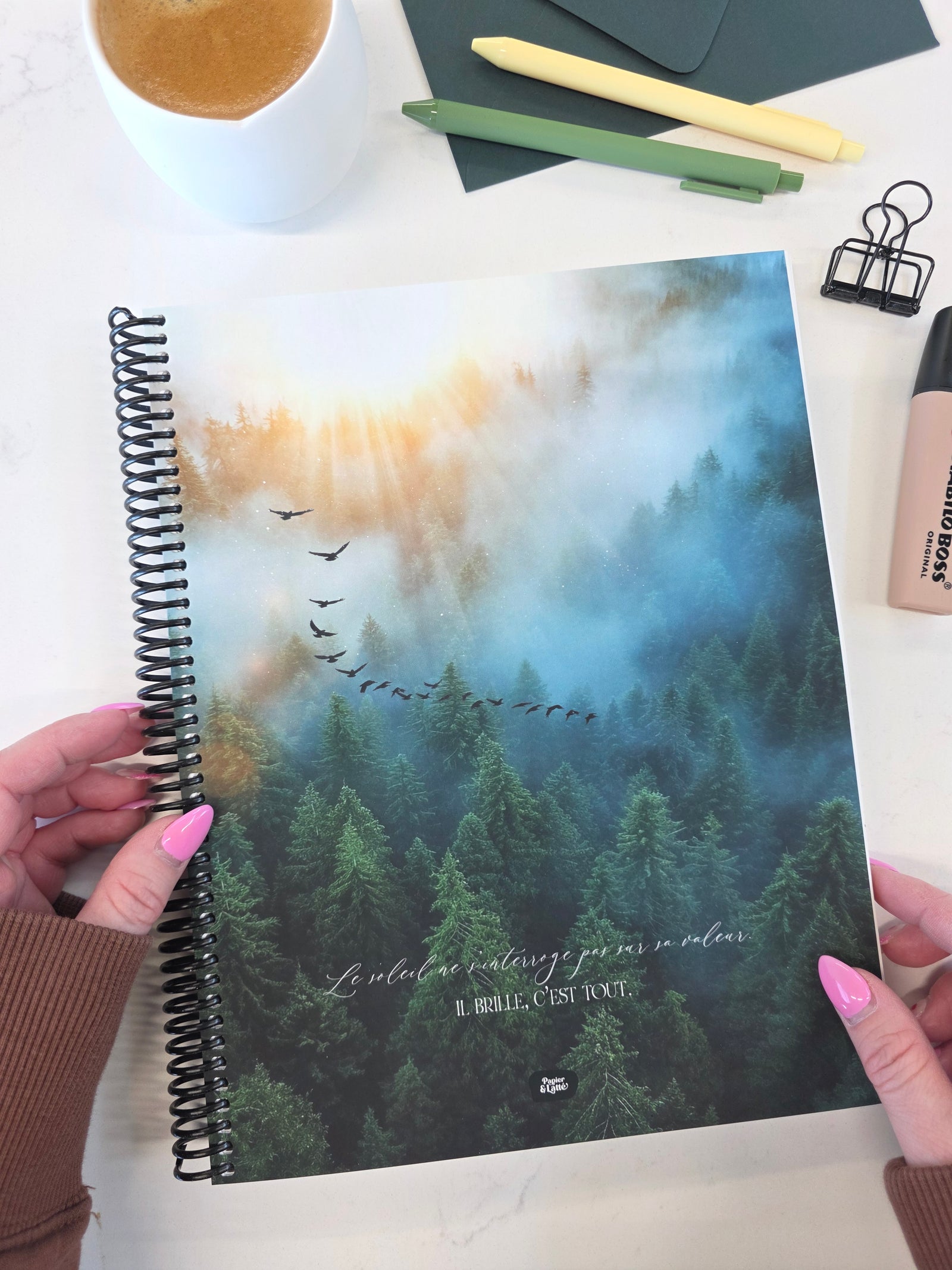 Agenda non daté Papier & Latté avec mise en page hebdomadaire pour planification simple et efficace  