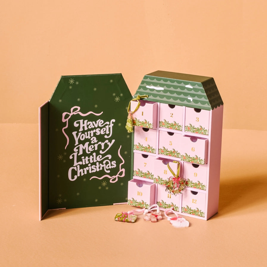 Calendrier de l'Avent avec ornements de Noël classiques